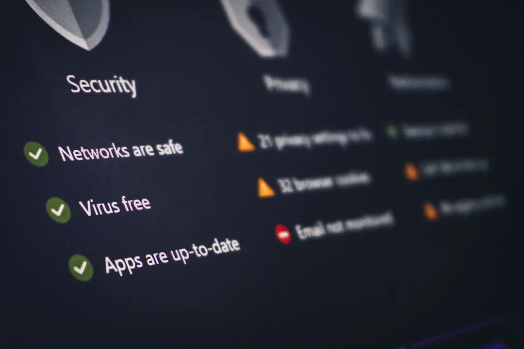 Kompiuterio ekranas su saugumo nustatymais – Networks are safe, Virus free, Apps are up-to-date